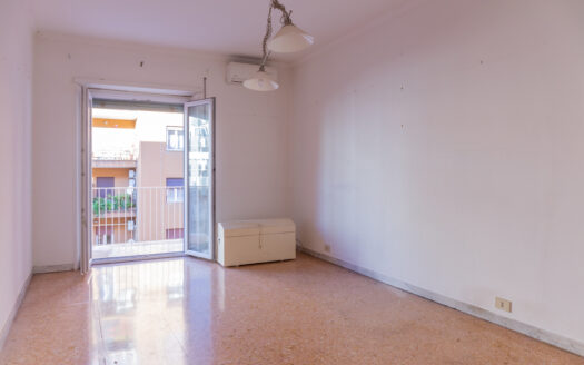 Ampio trilocale, piano alto.