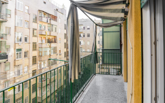 Ampio trilocale, piano alto.