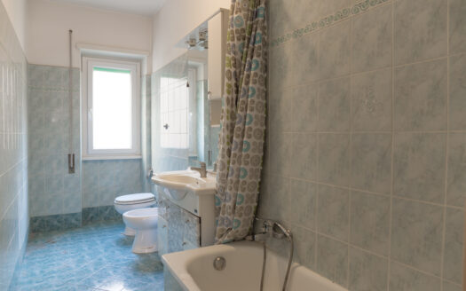 Ampio trilocale, piano alto.