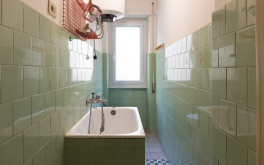 Ampio trilocale, piano alto.