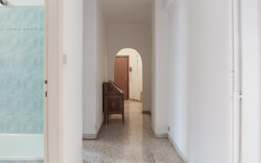 Ampio trilocale, piano alto.