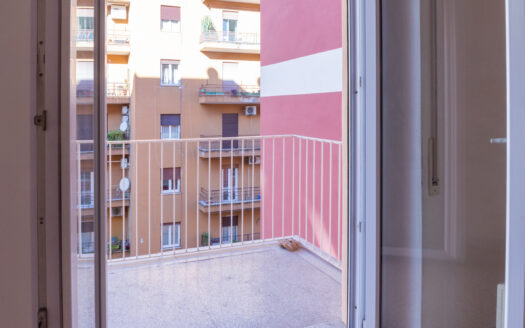 Ampio trilocale, piano alto.