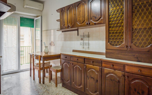 Ampio trilocale, piano alto.