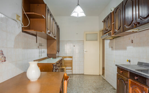 Ampio trilocale, piano alto.